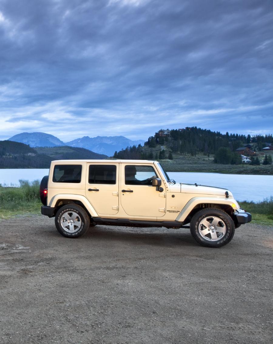  Jeep Wrangler Sahara Unlimited 2011 года  (фото 11 из 19)
